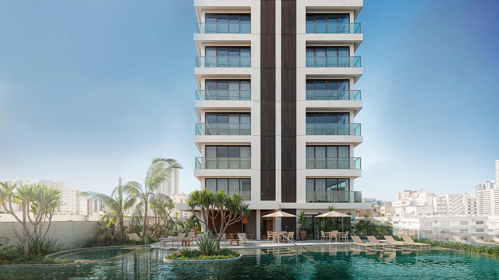 Piscina com a torre ao fundo