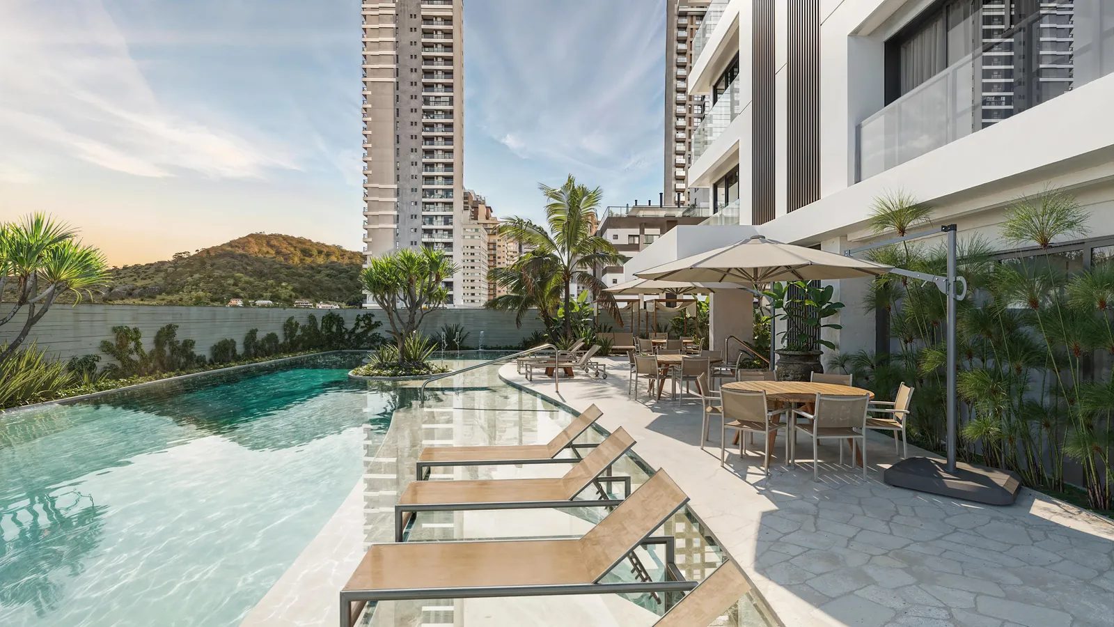 Piscina com deck e espreguiçadeiras